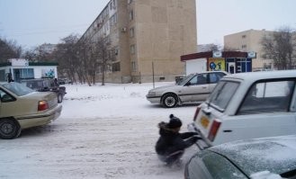 Как багажники разных авто отреагируют на огурец в роли пальца человека