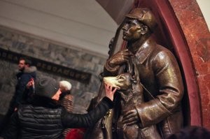 С Москве на станции метро "Площадь Революции" почти все скульптуры такие: