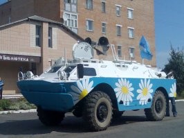 БТР по ширине не проходит для дорог общего пользования. 
Вот БРДМ вписывается в габариты.