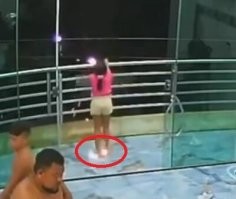 Нихрена себе! А ток прошел по телу, очень повезло девчушке!
