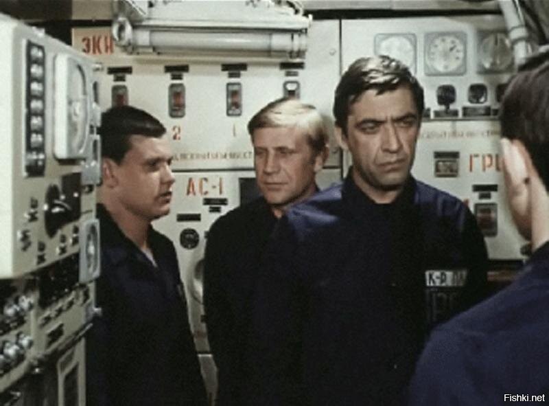 Фильм про подводников без пошлости.
"Третье измерение" 
Носик там просто великолепен.
а еще - "слушать в отсеках" 
Это только про послевоенных подводников.