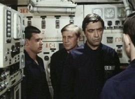 Фильм про подводников без пошлости.
"Третье измерение" 
Носик там просто великолепен.
а еще - "слушать в отсеках" 
Это только про послевоенных подводников.