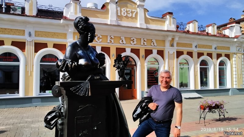 Я с ней фотографировался, Но за сиськи не трогал - харасмент!