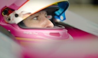 да, дамы в том же indycar выступают, но больше как реклама спонсора, а не за результат.
к их чести, далеко не всегда последними приходят.