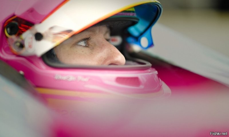 да, дамы в том же indycar выступают, но больше как реклама спонсора, а не за результат.
к их чести, далеко не всегда последними приходят.