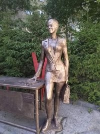 У нас эту "даму" периодически подкрашивают :)