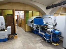 Единственный станок с ЧПУ, который за весь период обучения я видел работающим один раз.