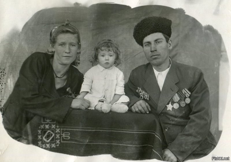 Эля с родителями. Казань. 9 октября 1949г.