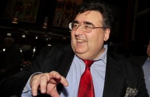 А я что-то запамятовал, а не этот ли радетель о народе российском в подручных у Великого Провидца, долгое время ходил, деля с ним ломоть ржаного хлеба депутатского и щепоть соли?  Он? Тоже бы увековечить. Вклад сделал немалый на пару с Пророком.