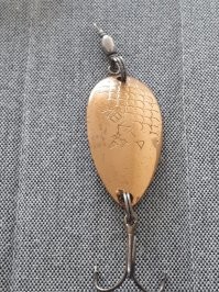 Блесны делали многие сами, благо латуни было вдоволь, помнится закидывали и ловили щук, окуней, жерехов. И тогда самые лучшие катушки были Невские, хоть инерционные, но уже не глядя чутьем знали насколько пальцем придержать, чтобы бороды не накрутило.