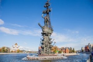 Статуя Петра Великого - это 98-метровый (322 фута) памятник Петру Великому, расположенный в западном месте слияния Москвы-реки и Водоотводного канала в центре Москвы, Россия.
Статуя Свободы с постаментом  - 93 м, однако без постамента высота Статуи Свободы   46 метров (от верха пьедестала до факела)