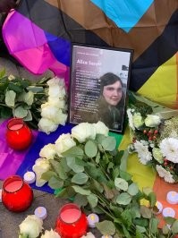 Лагерь для беженцев Тер-Апель является депортационным лагерем, со всей соответствующей атрибутикой, это по факту тюрьма и там везде понатыканы камеры, так что изнасиловать ЭТО там просо не реально)))а вот то что ОНО само дало вполне даже и возможно)))