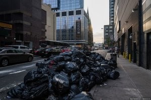 Я работаю в такси по Балашихе +- 5км в диаметре. Часто вижу целлофановые пакеты "гуляют" по дороге, бумага разная по дорогам ветром погоняемые. Такого два года назад не было. Возможно,не замечал. На дороге по Щелковскому шоссе на дороге лежат пакеты с мусором у дороги. Скоро будет так: