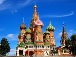 Заставь дурака богу молиться...
Там и не должно быть видно крестов. Кресты строго ориентированы по сторонам света (точнее по алтарю, а тот уже, в свою очередь, ориентирован на восток) и если ты смотришь на церковь сбоку и видишь крест, то это неправильно и оскорбляет чуйства так же, как будто крест перевёрнут.

Стыдно представителю КПРФ этого не знать.

Вот фото храма с картинки. Кресты почти не видно. А если фотографировать с "нужного" ракурса, то не будет видно половины куполов.