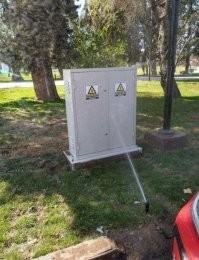 Ящик рассчитан на любые погодные условия.
Ничего ему от этой поливалки не будет.