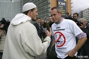 Публиковал у себя в Фейсбуке в 21 году, но актуальности не протеряло по моему...
Мэр Квебека отказывается убрать свинину из меню школьных столовых и объясняет, почему: "Мусульмане должны понять, что они должны интегрироваться и научиться жить в Квебеке. Они должны понять, что это они должны изменить свой образ жизни, а не канадцы, которые так щедро приветствовали их. Мусульмане должны понять, что канадцы не расисты, не ксенофобы. Канада приняла много иммигрантов, прежде чем мусульмане появились здесь. Так же, как другие народы, канадцы не готовы отказаться от своей идентичности или своей культуры. И, если Канада приняла кого-то на свою землю, то это не мэр приветствует иностранцев, а канадский народ в целом. И, наконец, они должны понимать, что в Канаде (Квебеке) с его христианскими корнями, новогодними елками, церквями и религиозными фестивалями   религия должна оставаться личным делом каждого. 
Для мусульман, которые не согласны и не чувствуют себя комфортно в Канаде, есть 57 прекрасных мусульманских стран в мире, большинство из них малонаселенные и готовы встретить их распростёртыми объятиями.
 Если вы оставили вашу страну ради Канады, а не ради других мусульманских стран, это потому, что вы считали, что жизнь в Канаде лучше, чем в других. Мы не позволим вам довести Канаду до уровня этих 57 стран. 
Если вы приехали в Канаду с идеей, что вы будете вытеснять нас с вашим плодовитым распространением и в конечном итоге захватить нашу страну, вы должны собраться и вернуться в свою страну, откуда пришли.
 Если вы согласны принять эти положения, то оставайтесь. Если же нет, то готовьтесь уезжать."

Но вот где взять такого мэра?
И еще один мэр города в котором я прожил в прошлой жизни 5лет:
Andrejs Elksniņš - Андрей Элксниньш 
18 март 2022 г.    
   Писем Даугавпилсу от отдельно взятых министров с призывами "запретить", "осудить", "прояснить", "не допустить", за последние дни стало слишком много. 
И я хочу ответить сразу на все. Являясь избранным мэром Даугавпилса, я действую в строгом соответствии с законами Латвии, гражданином и патриотом которой являюсь. Экзаменовать меня на предмет отношения к каким-либо событиям могут горожане, но не правительство. 
Своей главной задачей сегодня, - как мэр, как политик и как человек, - я считаю сохранение в Даугавпилсе единого и сплоченного общества. Я не позволю разделять город на "правильных" и "неправильных". Даугавпилс был, есть и будет ЕДИНЫМ ГОРОДОМ, где чтут традиции и ценят каждого горожанина!