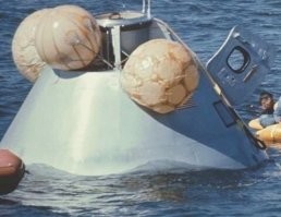 Нормальная там дверь. У аполлонов тоже дверь наружу,