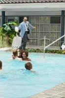 Тупыми они были еще и до Задорнова.. Два литра кислоты, вылитой в бассейн по мнению управляющего должны были сжечь плавающих там людей? Да никто бы даже не заметил....