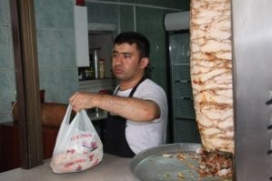 Пф, неженки.. они шаурму нашу не пробовали ещё. Предание гласит, что если её завернуть в подорожник - она через некоторое время загавкает и убежит.

В сеть недавно утекли секретные документы ценных иностранных специалистов:

Как и любой другой оружие, шаурма надо умет с ним хорошо обращатся. Если ты хочещь, щтобы твой шаурма попал точно в цел, нужьно запомнит несколко важний вещи:

1. Всегда улибайся. Особено когда секретным ложечком кладещь в шаурма микроб. Когда руский гяур реактивний задница на унитаз плакать будет, он не на тебе подумает, а на свой наташа-жена. Потому щьто ты в чистый белий щапочка улибалься и два раза брат ему сказал, а жена хмурый суп халадильник забыл поставить, микроб сам родилься.

2. Будь осторожен с белий и красний соус. Помни, щьто они должен соединится толко у гяур в животе. Если ты нечяйно запачкаещь себе оба соус - понос может произойти прям у тебе в руках.

3. Правилно чередуй, когда ложит в шаурма микроб, а когда просто ложит. Если ты на виду у покупател идещь с лаваш в туалет - у него может быть подозрений.

4. Всегда делай толко хорощий шаурма для менты. Помни: сытый менты кусают толко своих. Пусть собак кущает завернутий в лепещька свинья, мент с шаурма в руке - это маленкий, но очен идеологический победа.

5. Аккуратно обращайся с куриный шаурма. Его надо делат нимнощько сырой, щьтобы вирус птичий грипп не погиб. Если специалный боевой курятина кончилься, можно исползоват московский ворона, но никто не должен видет, как ты викидываещь черный перо.

6. Если к тебе в палатка прищел санэпидстанция с микроскоп - не торопись взрывать свой палатка. Во-первый, может он просто прищел покущать и показать микроскоп вместо заплатить денги. Во-второй, вражеский санэпидстанция легко обмануть. Когда он положит шаурма в микроскоп, тебе нужьно посвистеть какой-нибудь нейтральный мелодия. Тогда весь микроб побежит на другой конец шаурма. Гяур тупой, думает, щьто нанотехнологий толко он один изобрел. А наш военный бактерий лучщий в мире! У него есть ущи и длинный ножки.

Примечаний
Воины шаурмы! Очен скоро ващ нелегкий борьба будет легче. Наши братья, водители газелей, идет к вам на помощь. Летом мы начнем продавать шаурма в марщрутках. Пусть гяуры ходит, ездит и бегает под себя!