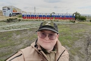 В Подмосковье депутат-участник СВО скончался после попытки суицида из за проблем в семье.

В Московской области депутат Госсовета Удмуртии и региональный координатор рабочей группы по вопросам спецоперации Виктор Дьяков скончался после попытки совершить самоубийство.
«7 марта 2025 года в результате трагического происшествия ушел из жизни Виктор Федорович Дьяков. Мы всегда будем помнить Виктора как любящего отца, верного друга...»   написали на странице Дьякова в соцсети «ВКонтакте».
Депутат покончил с собой на 32 году жизни. В браке с бывшей женой у него родились три ребенка, которые еще не достигли совершеннолетия. Причиной такого поступка стали проблемы в семье. Бывшая супруга отказывала Виктору в контактах с детьми, используя их как инструмент для манипуляции бывшим мужем, требуя баснословные суммы за эти встречи.
Отмечается, что Дьяков принимал участие в спецоперации на Украине, оказывая значительную поддержку фронту. Он занимался обеспечением воинских подразделений всем необходимым, а также работал над созданием передовых беспилотных технологий.