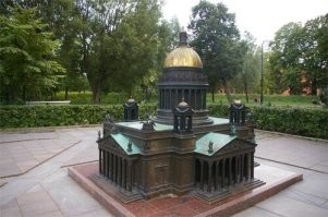 К слову: Макеты достопремечательностей так же делаются для слабовидящих, чтобы могли прочувсвтовать "увидеть" их.