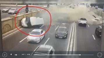 Помимо фургона там еще разлетающимися камнями попутно дофига машин побило