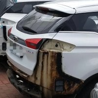 Проблема в том, что у нас китайские одноразовые автомобили продают по цене х3 от их стоимости в Китае, и наши потребители зачастую не имею критического мышления или инженерного образования, считают, что раз вещь дорого стоит, современно выглядит  и внутри есть планшет и прикольная подсветка - значит это хороший и надёжный классический автомобиль. В Китае же отношение другое, подавляющая часть такого автохлама - стоит на уровне 10К USD, и продаётся по супер льготной политике - типо 5 лет беспроцентный кредит\рассрочка в юанях, только возьмите. Соответственно люди берут этот пробник автомобиля, и отчётливо понимают, что ездить на нём будут максимум те же 5 лет, если повезёт, а скорее всего 3 года или около того. Потому что на нормальную машину, нормальные деньги нужны.. а это, ну временный выход из ситуации, если совсем без авто никак.
И с учётом сложившейся ситуации, не без помощи российских чиновников - для китайских производителей, внезапно в 2022 открылся новый рынок, практически без конкуренции - ты только вози, люди схавают. Собственно что все и сделали.. с одной стороны начали в каких то безумных кол-вах переть свои машины (ну, тут понятно.. денежки то неплохие), с другой стороны многие уверовали, что вот сейчас то вот, наконец то могут позволить купить себе новую тачку из салона, и будут круто на ней рассекать, не хуже чем на условном немце или французе, и через 5-10 лет продадут ещё с наваром.   Основной аргумент - "ну так в Китае же телефоны делают, нормально всё, чего бы им и машины не делать  хорошие?" Надо брать - ведь их в кредит отдают любому,  даже если у тебя официальная ЗП на уровне 30 ТЫР..
Теперь наступает горькое отрезвление - машина ломается, сервис некудышный или отсутствует, с запасными частями беда, а если снять элементы внешнего корпуса, так она ещё и гниёт спустя год поле выпуска..
Ситуация точь в точь такая же как в  90-х с яркими-модными китайскими куртками-пуховиками.. зачем покупать шубу или дублёнку из натуральной кожи, если можно взять синтепоновую куртку, которая так красиво выглядит? Увы и ах - прочность, долговечность, внешний вид и утепляющие способности такой одежки быстро показывали как она отличается от шубы или кожанки в худшую сторону. Вот и с машинами так же.. только на  этот раз люди платят не 50-200 долларов, а 30-50К  долларов. И, естественно, у них бомбит от такого качества и потери денег.. злиться конечно надо на самих себя и собственную глупость, но все мы любим искать причину провала где угодно, кроме нас самих..
У меня Geely Tugella.