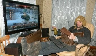 Персонажи играют в видеоигры с собой