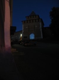 Это место очень красиво и монументально в ночном освещении...