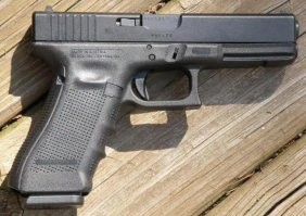 Glock 17 не лучший выбор для игры в "Русскую Рулетку"