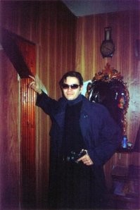 Был у меня плащ. Один раз одел и потом продал.
В первые же минуты загваздал полы плаща грязью.
Зато успел сфоткаться ПЕРЕД походом на улицу: