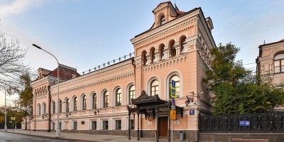 Дело не в том что нравится или не нравится. А в том что "величественный особняк" из данного строения как из табуретки мягкая мебель.

Современную бесвкусицу в полкирпича дорогобохато, понятное дело, вспоминать вообще незачем, одна отдельным, особым "стилем" идёт )))

А особняки... Ну вот примерно как они обычно выглядят. 
Всё остальное - дом, коттедж, но никак не "особняк". А то - "величественный особняк". Величественный! Смешно.