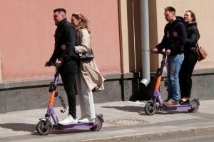 Этих тоже в педики запишешь? А этих? Самокат - это самый удобный способ добраться из точки А в Точку Б. Не стоять в пробке с машинами. Не набиваться в автобус, как шпроты. Но и не идти пешком час.