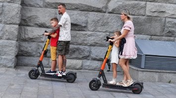 Этих тоже в педики запишешь? А этих? Самокат - это самый удобный способ добраться из точки А в Точку Б. Не стоять в пробке с машинами. Не набиваться в автобус, как шпроты. Но и не идти пешком час.