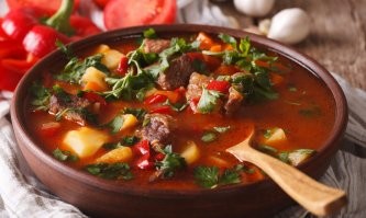 Во-первых. Где Вы живёте и откуда едете я понятия не имею. Ваша анкета на ресурсе содержит массу информации, но о месте нахождения я не нашёл.
Я еду в сторону Курска, Вы возможно вообще с другой стороны. Я тех мест не знаю.
Во-вторых. См мой комментарий - адрес не сохранял и не собирался.
В-третьих. Спрашивать адрес придорожного кафе, это по Вашему как вообще? Здравая мысль? Да я их за свою жизнь миновал наверное тысячу. Думаете я знаю адрес хоть одного из них? Их сейчас находят в навигаторе, или в интернете. Есть люди, которые часто ездят одним и тем же маршрутом. Вот им реально неплохо запомнить то кафе, где хорошо и не слишком дорого кормят. Да и то, адрес у хозяев спрашивают единицы по всей стране. Все запоминают по приметам, что увидели вокруг. Я вот баннер запомнил - он был большой и яркий. Но прошло время. Возможно его уже давно убрали, сделали ремонт и фасад совсем другой.
P.S. Но я постараюсь Вам помочь чисто дедуктивно.
Значит так. Клиента я высадил у мемориала десантникам на остановке. Он был у меня по правой стороне. Спать не стал, сразу развернулся и поехал домой. Был ноябрь, было ещё темно. Когда выехал из самого города начало светать. Когда проехал многополосную трассу и вышел на обычную, было уже совсем светло. Когда подъехал к кафе солнце во всю поднялось. Пока ехал по городу и многополоске везде соблюдал, ибо камеры, по двухполосной шёл в районе 130-140. Был неглубокий ноябрь, потому что листья ещё висели. И когда ехали туда периодически сыпал мелкий дождь, а когда я ехал, домой, и только только начало светать, я видел замёрзшие стёкла машин. Ну ни мне, ни Вам - значит приблизительно середина ноября. Стартовал я в 6, рассвет там в то время около 9 часов. Когда я подъехал к кафе, повторюсь, солнце давно поднялось, но было, пожалуй, ещё не в зените. Значит было пожалуй 11.
У меня с арифметикой туго, но, уверен, Вы по скорости и времени сможете рассчитать расстояние. По ощущениям, я отъехал не слишком далеко. Ну, типа, не 500км.
P.P.S. По поводу кухни. Капитан, которого я вёз, пока мы ждали его автобус, сказал - Будешь ехать обратно, будет уже светло, заедь обязательно гостиницу, она будет у тебя по левому борту. Не промахнёшься, она большая, двухэтажная, на втором этаже большущий баннер - "ЗАКАРПАТСКИЙ СУП" и ниже "БОГРАЧ" (его так называют там). Говорит, поешь обязательно, будешь помнить всю жизнь. А я ж прохреначил всю ночь, дорога незнакомая, да ещё ремонт без конца погода просто трындец. А ещё капитан спешит. В общем заеду говорю. И не пожалел. Порция большая я еле доел, он довольно острый, но в меру, наваристый, густой и очень сытный. Я теперь у себя в Курске ищу. Так что прав был капитан - запомнилось на всю жизнь)))