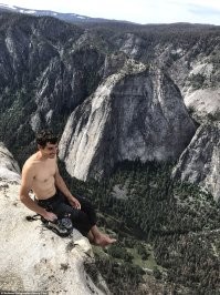 Вот так он и поднимался... Free solo - свободный одиночный называется. Есть такой документальный фильм.