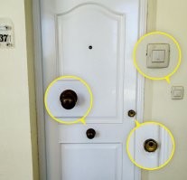 Пост говно. Какой-то восторг от ученика 7 класса, который впервые уехал за границу со своими папами. 
Двери без замков? Ну-ну. В стране, где полно цыган, хохлов и прочих окупас. В стране есть дурацкий закон, по которому невозможно выселить из СВОЕГО дома тех, кто его занял. 
Большие упаковки туалетной бумаги? Ну так заедь в глобус или ашан - там тоже продаются большие упаковки.  только такие и беру. 
Жирность молока цветом, а не цифрами? А в чем удобство? А существование дальтоников учли? Им то капец как удобно, наверное.
Русский салат - это очень популярная закуска в Испании. Смесь Оливье и мимозы. Подают везде. Неудивительно, что и в магазине можно купить готовый продукт.
Фасовка яиц по размеру....ну зайди в наш магазин и присмотрись к надписям С0 С1 и тд - это оно и есть.
Места в автобусе? Охренеть чудо. Оно везде есть. Автор видимо по своей деревне только на уазике и катался.
Апельсины растут на улице.... охренеть. А для жителя Мурманска удивительно, что у нас растут яблони и вишни. На Юге России на улицах растут абрикосы, груши. Это везде так.
Только от плодовых деревьев очень много грязи. Поэтому их и не высаживают везде.
Общие балконы с соседями - это не балкон в нашем понимании. Это коридор. Они по нему домой попадают. И сушить вещи напротив своей квартиры для них дело привычное и никому неудобства или стыда не причиняет.

Вывод - автору незачет. Лучше бы заповедники Испании показал. Или по музеям поводил. Или историю зданий поведал. Но кажется, это сложно для автора.