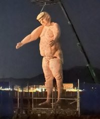 Подружка для этого кренделя в Лос-Анжелесе: