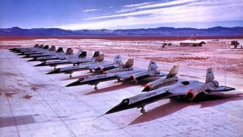 А что с SR 71не так?  Летал же. 
Кстати, сначала был другой самолет, сделанный для ЦРУ.  И это не "черный дрозд", хоть и похож сильно.
