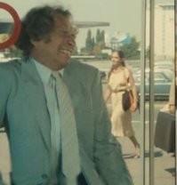 Курьер не заметил стеклянную дверь