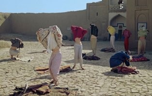 Мужчина, переодевшийся в хиджаб, проник в женскую часть мечети в Индонезии с целью подглядывания за женщинами