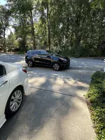 Какая из машин тут заблокирована? Там достаточно места, чтобы выехать на фуре...