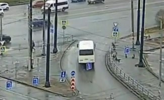 Вот автобус уже на переходе, а пацан еще на тротуаре
Не надо выдумывать