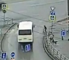 Проверь интеллект. На всякий случай.
смотри. положение автобуса закрывает его крыша, но то что малец едет по середине пп можно точно увидеть, если провести линию между основаниями знаков ПП. т.е. дите шпарит по ПП - это установили, 1 кадр - дитё явно на ПП, а вот автобусу еще надо доехать.   2 кадр - глупыши словили визуальный эффект. Им мерещится, что автобус уже пересек ПП, но на самом деле он даже не доехал до столкновения на середине ПП по ширине полос ПП. А это легко проверить - основания знаков и малец - одна линия, значит он едет не до или после ПП, а по середине. Да, второй кадр - автобус еще не сбил его и значит не доехал до середины ширины ПП.

Все. все иксперды считают что малец виновен, водила аки агнец святой, но суды всегда объявляют водил виновными, обратного не найти, хотя всем и хочется.