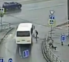 Проверь интеллект. На всякий случай.
смотри. положение автобуса закрывает его крыша, но то что малец едет по середине пп можно точно увидеть, если провести линию между основаниями знаков ПП. т.е. дите шпарит по ПП - это установили, 1 кадр - дитё явно на ПП, а вот автобусу еще надо доехать.   2 кадр - глупыши словили визуальный эффект. Им мерещится, что автобус уже пересек ПП, но на самом деле он даже не доехал до столкновения на середине ПП по ширине полос ПП. А это легко проверить - основания знаков и малец - одна линия, значит он едет не до или после ПП, а по середине. Да, второй кадр - автобус еще не сбил его и значит не доехал до середины ширины ПП.

Все. все иксперды считают что малец виновен, водила аки агнец святой, но суды всегда объявляют водил виновными, обратного не найти, хотя всем и хочется.