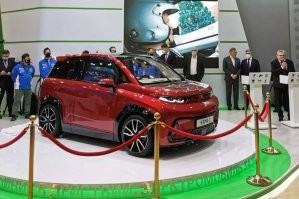 Нужно обязательно добить, что подарю тебе маленькую красную машинку с лошадкой ))