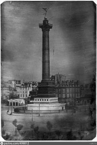 Вообще-то слон стоял рядом с колонной. Да и убрали его раньше, на фото 1839 года его уже нет, а колонна есть.