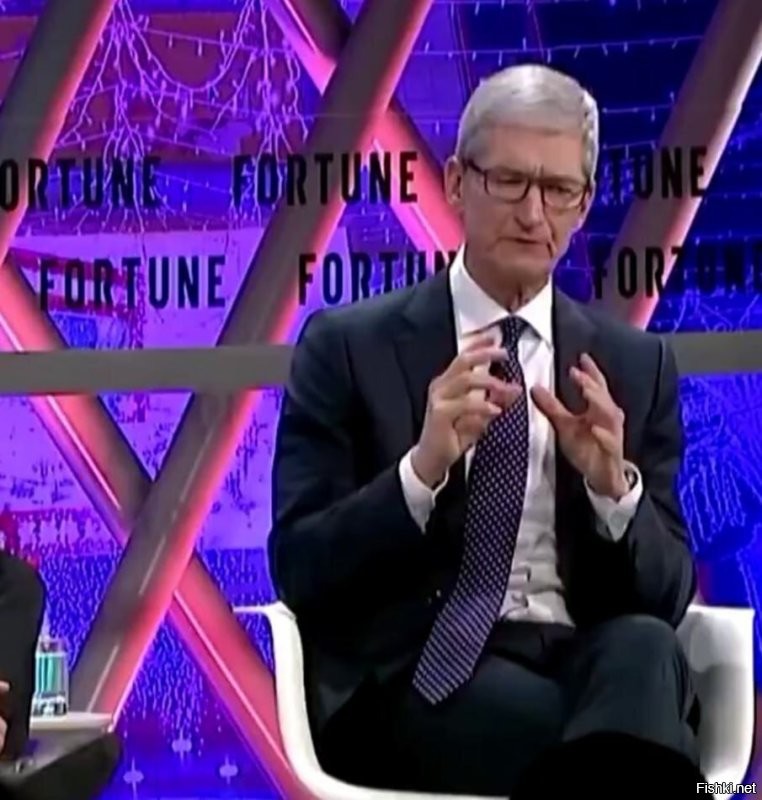 Apple производит iPhone в Китае, потому что в США не хватает нужных передовых специалистов, признался Тим Кук.

Глава компании опроверг информацию, что в КНР дешёвая рабочая сила: по его словам, это уже давно не так.

Ранее CNN сообщал, что цены на iPhone могут вырасти в три раза - до $3,5 тыс., если они будут производиться  в США.
@rt_russian