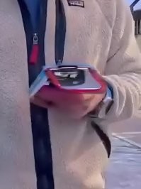 Зачем использовать камер? И загромождать экран? 
Просто зеркало перед смартфоном закрепить. 
Пусть, изображение перевёрнутое будет, но это всё равно даст обзор.