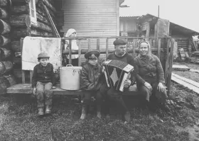 Что характерно, этот алюминиевый бак, наряду с "выварками",  встречался в домашних хозяйствах очень часто, но, в отличие от "выварок"(оцинковок),  эти баки в рознице не продавались.